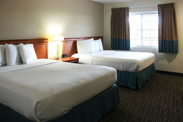 2 Queen Beds (7 of 14)