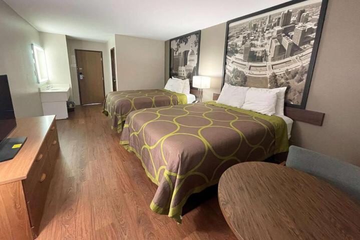 1 Queen Bed (6 of 18)