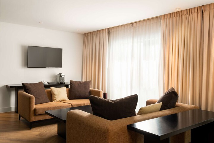 Room 35 of 214