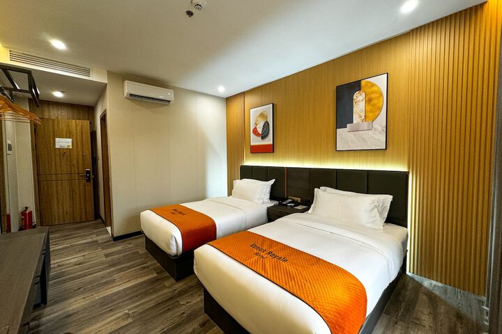 Room 6 of 18