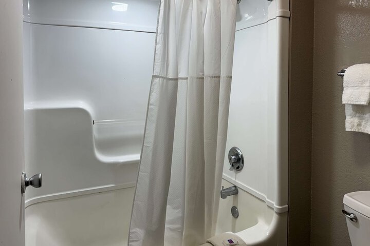 1 Queen Bed (12 of 16)