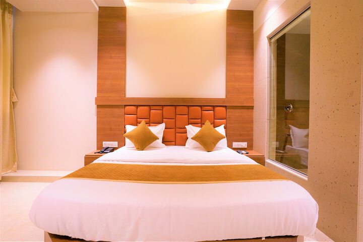 Room 9 of 11