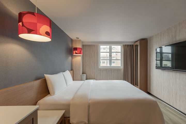 Room 30 of 76