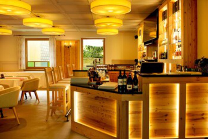 Lounge 2 of 27