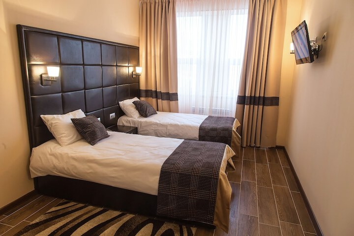 Room 5 of 32