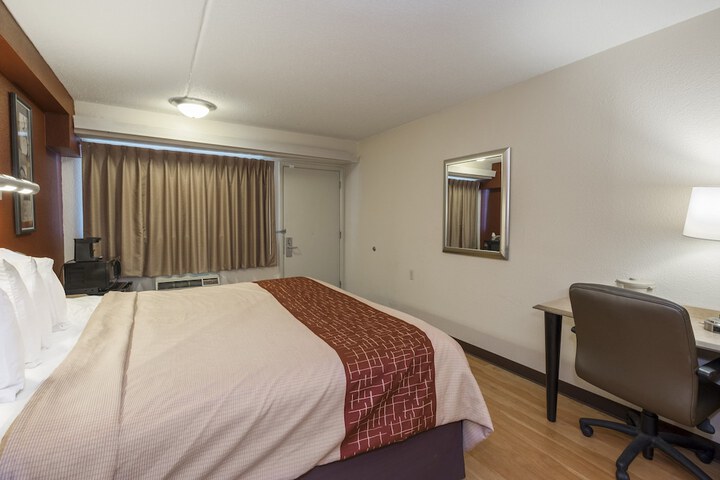 Deluxe King Bed Accessible (7 of 11)