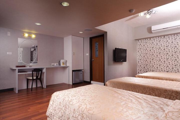 Room 12 of 28