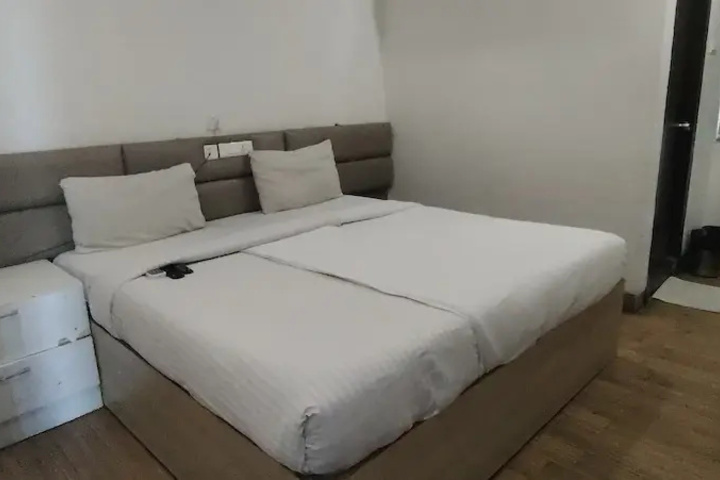 Room 4 of 11