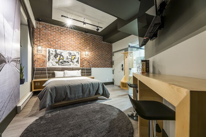 Room 7 of 12