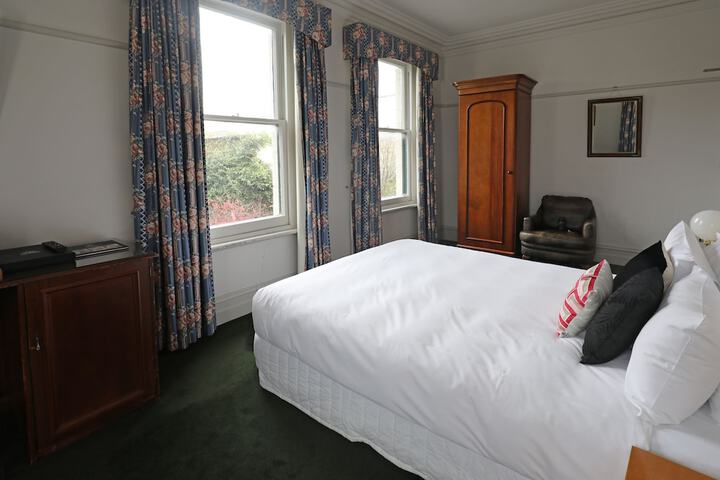 Room 44 of 345