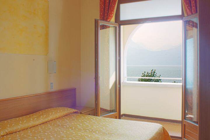 Room 6 of 70