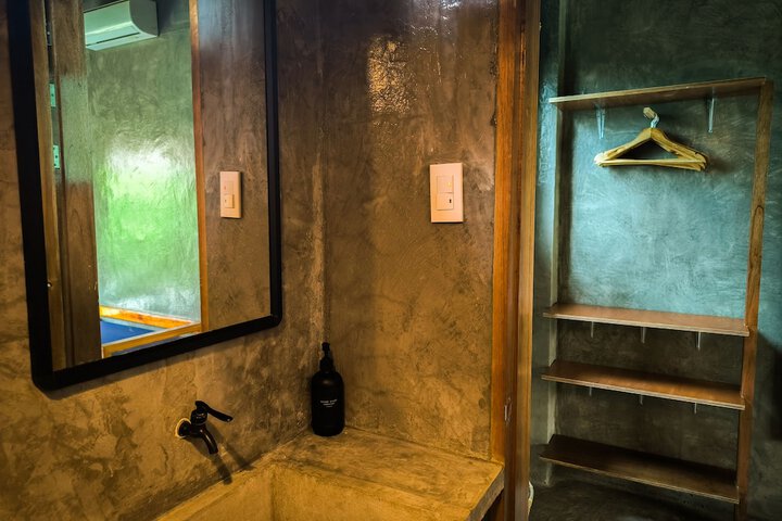 Room 13 of 32