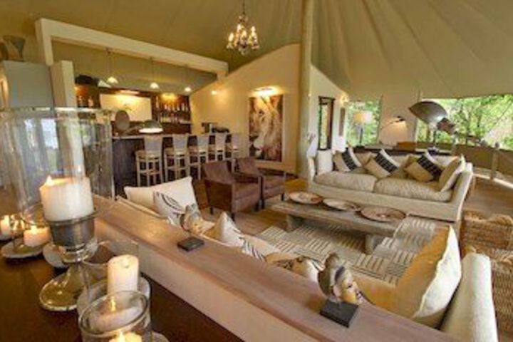 Lounge 14 of 24