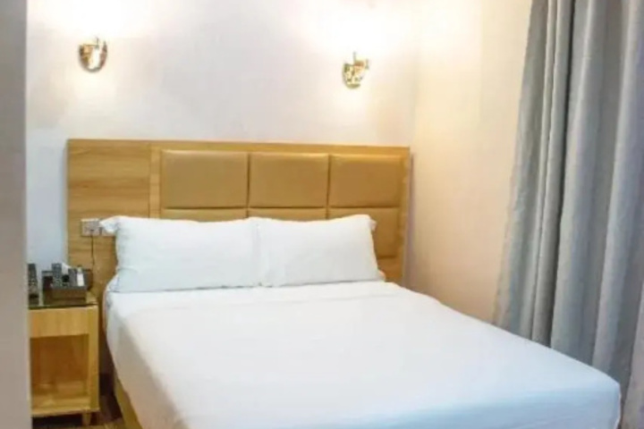 Room 4 of 11