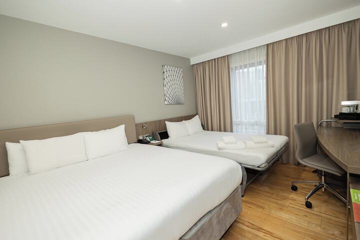Room 33 of 106