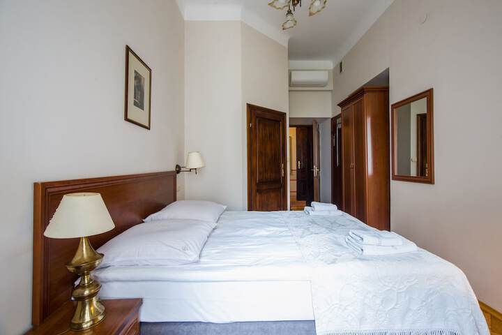 Room 4 of 35