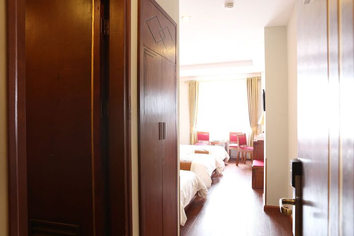 Room 8 of 83
