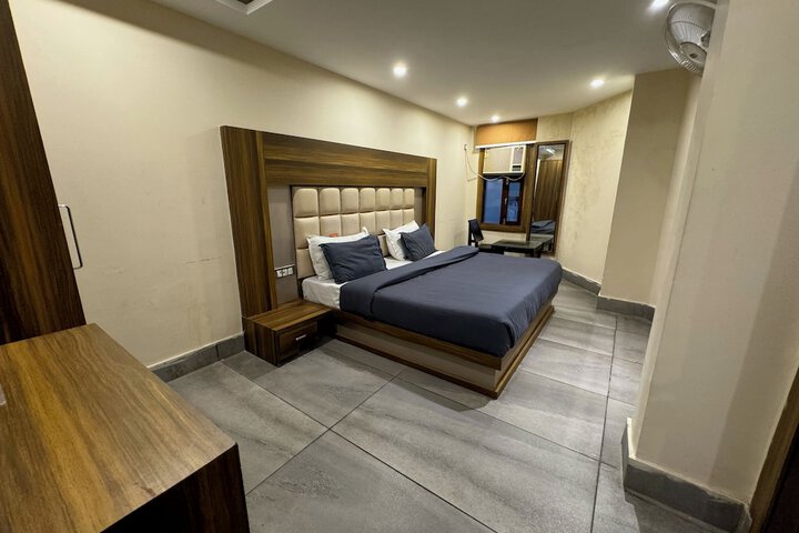 Room 7 of 9