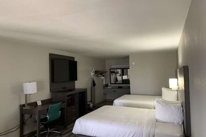 2 Queen Beds (19 of 20)