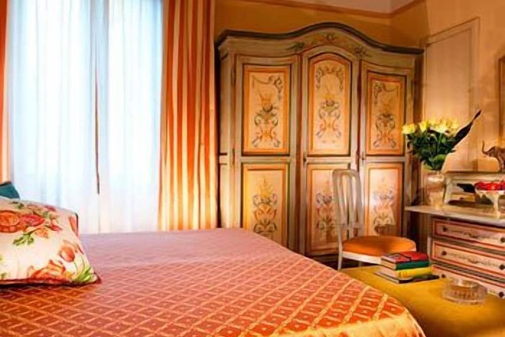 Room 8 of 106