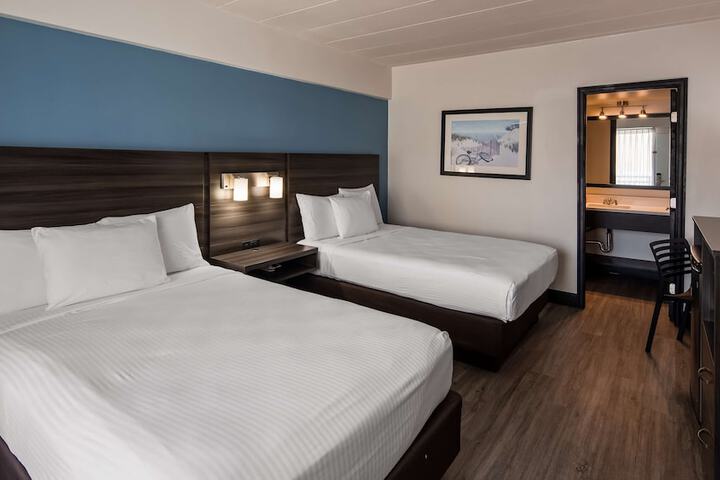 2 Double Beds Microwave and Refrigerator Flat Screen Television Work Desk High Speed Internet Accessible Continental Breakfast (15 of 32)