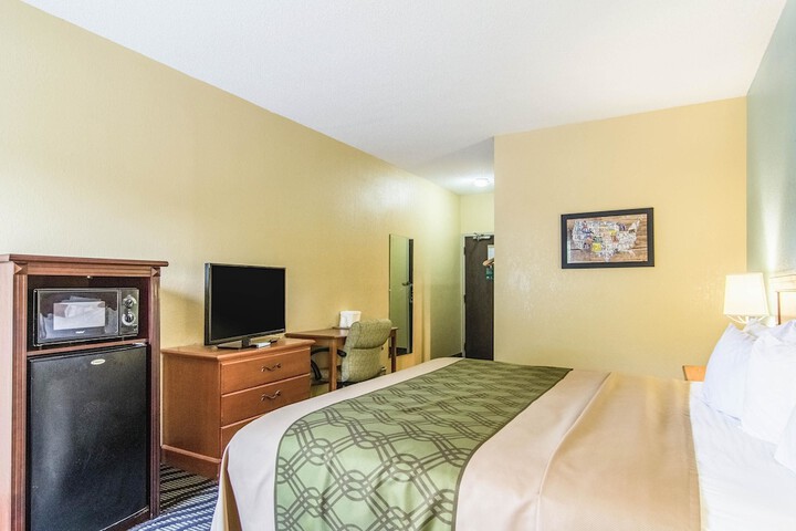 1 King Bed (4 of 9)