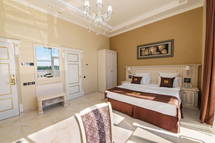 Room 26 of 102