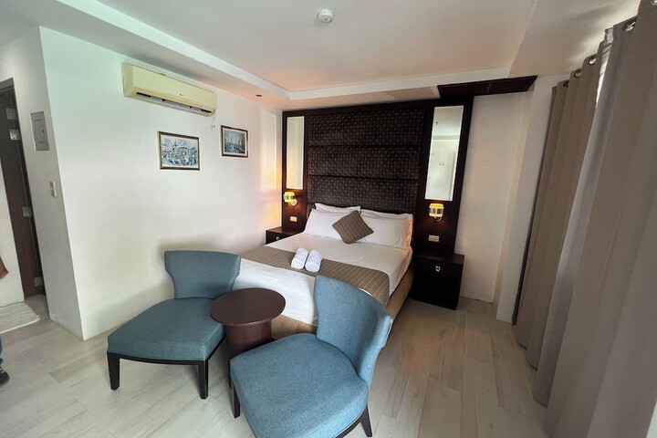 Room 9 of 68