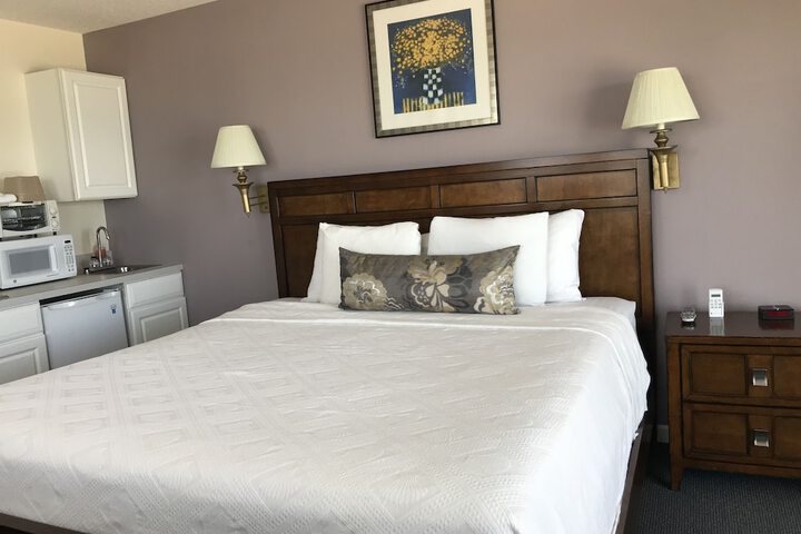 1 King Bed Ocean View (7 of 8)