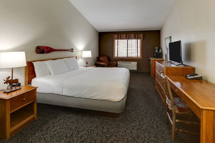 Deluxe King Bed Accessible (9 of 15)