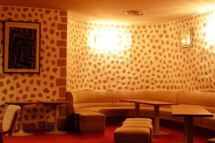 Lounge 27 of 37