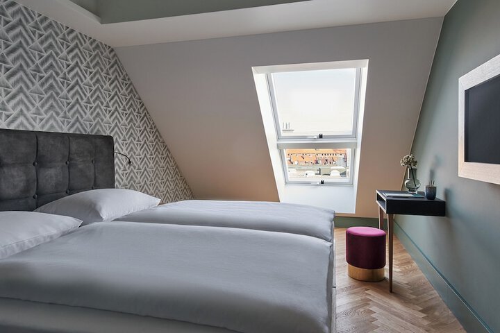Room 8 of 30