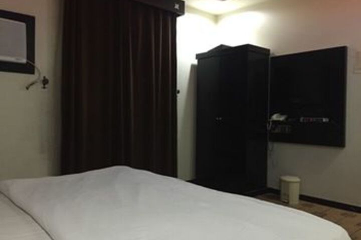 Room 23 of 29