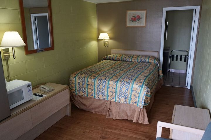 Room 21 of 38
