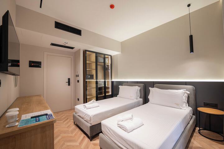 Room 27 of 117