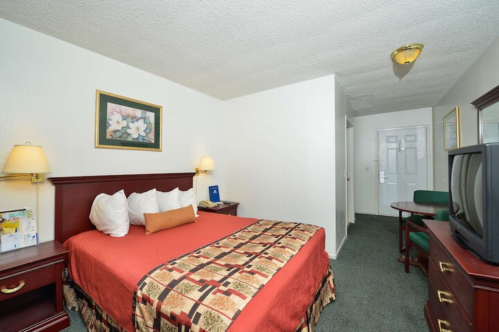1 Queen Bed (2 of 7)