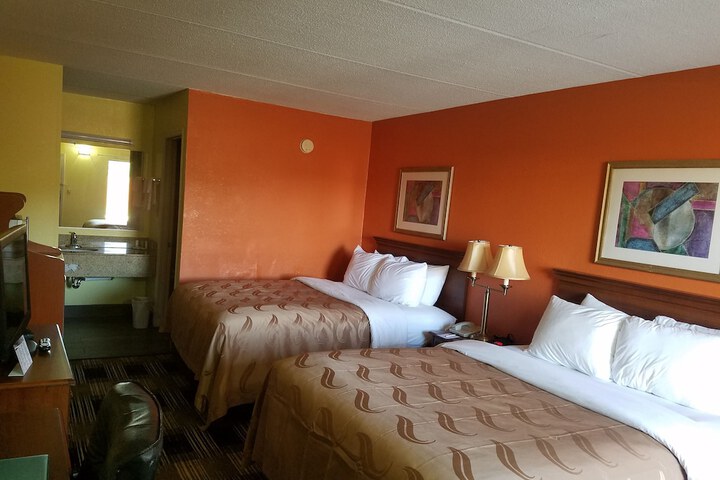 1 Queen Bed (16 of 23)