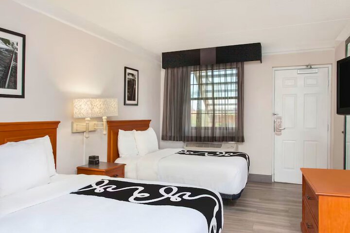 2 Double Beds (8 of 8)