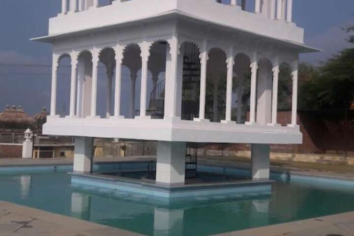 Pool 37 of 105