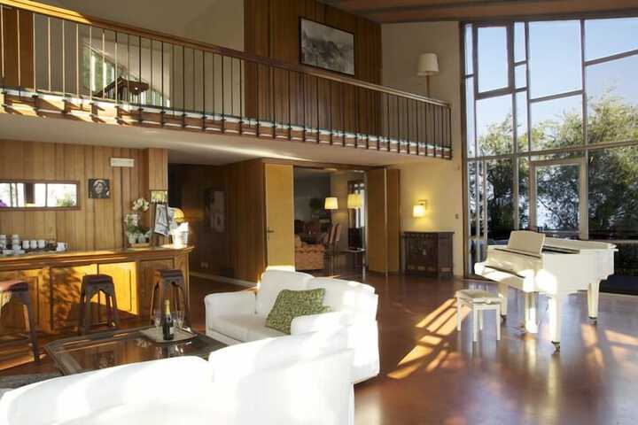 Lounge 18 of 32