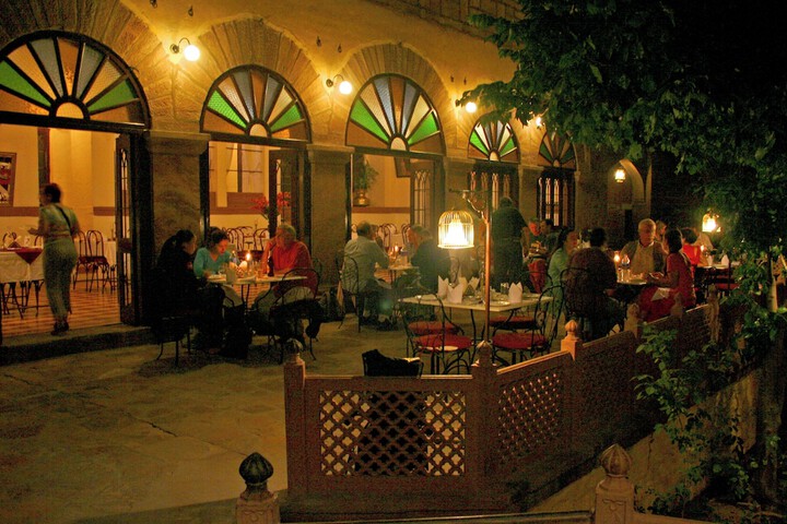 Dining 8 of 16