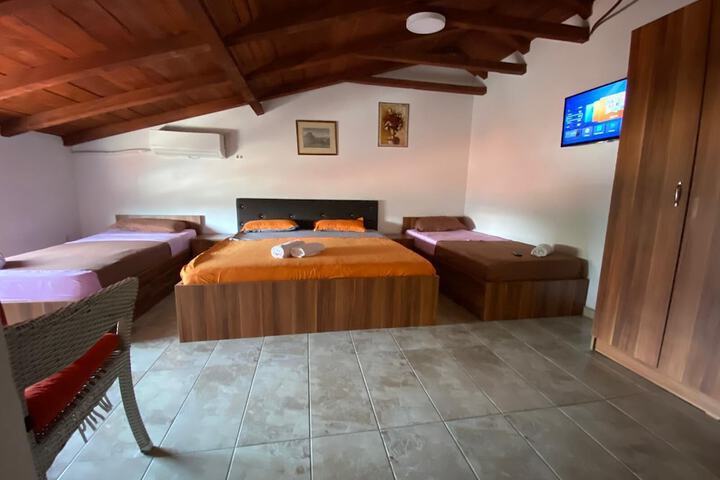 Room 8 of 40