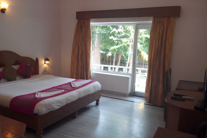 Room 8 of 33