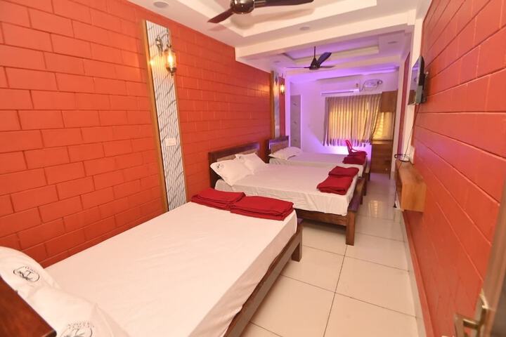 Room 5 of 10