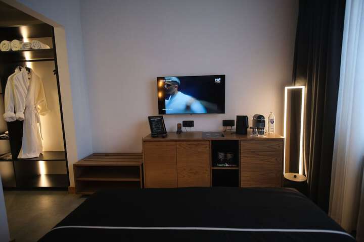 Room 18 of 104