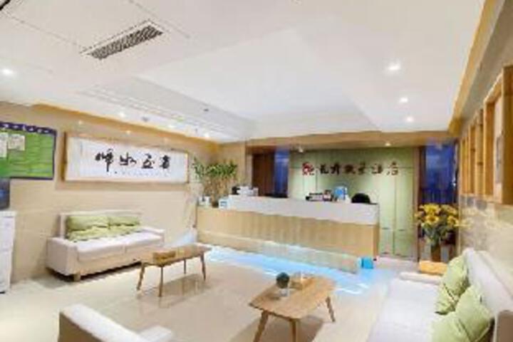 Longwu View Hotel (Guiyang Huaguoyuan Shopping Center White House)