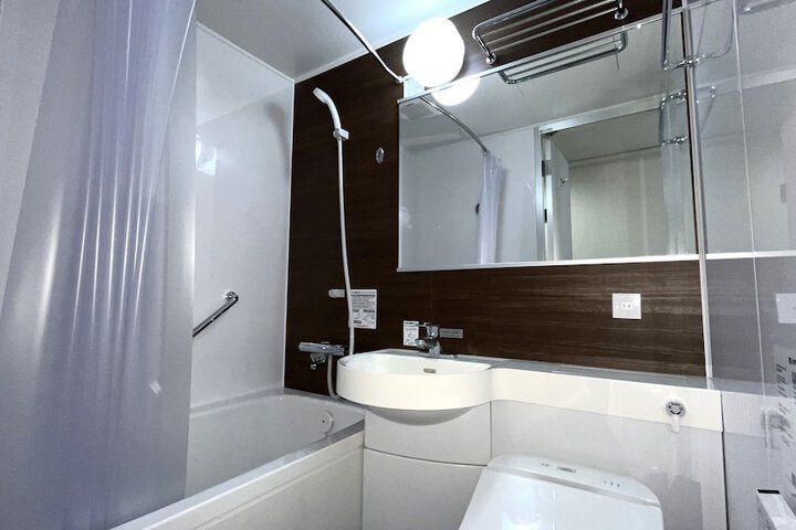 Room 6 of 8