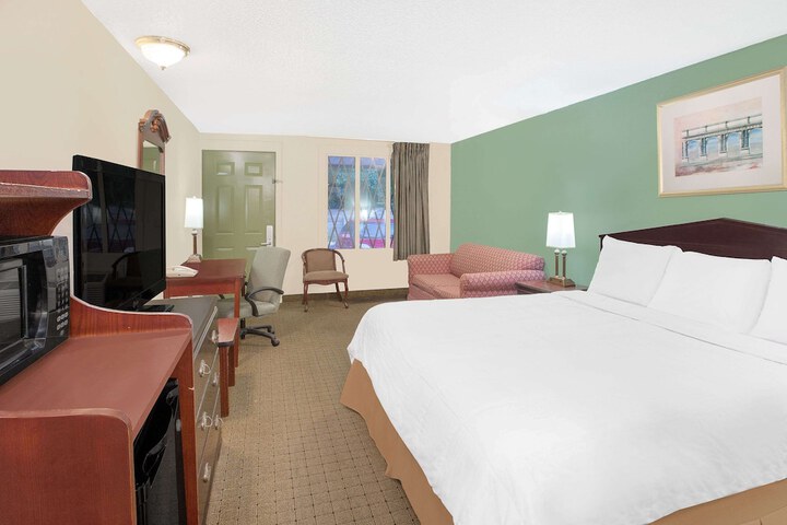 1 King Bed (2 of 10)