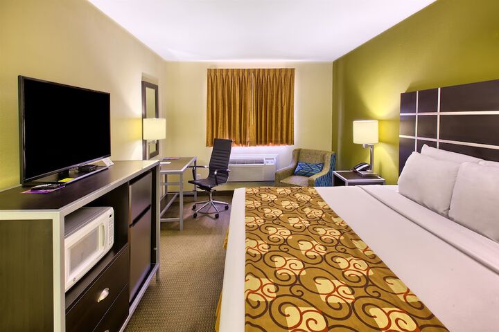 Accessible 1 Queen Bed (4 of 14)