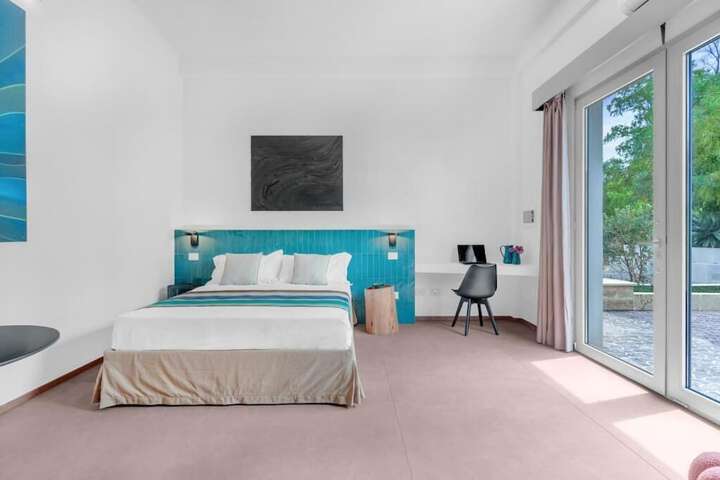 Room 2 of 10